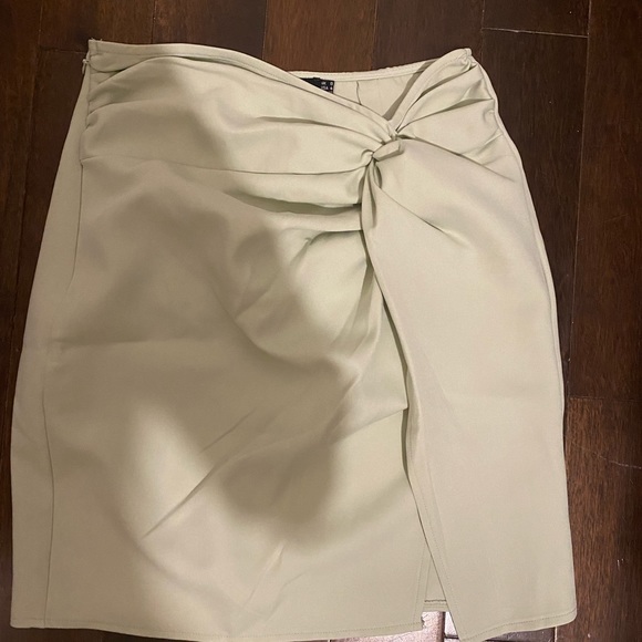 Pretty Little Thing crop top and matching skirt set - Picture 3 of 5